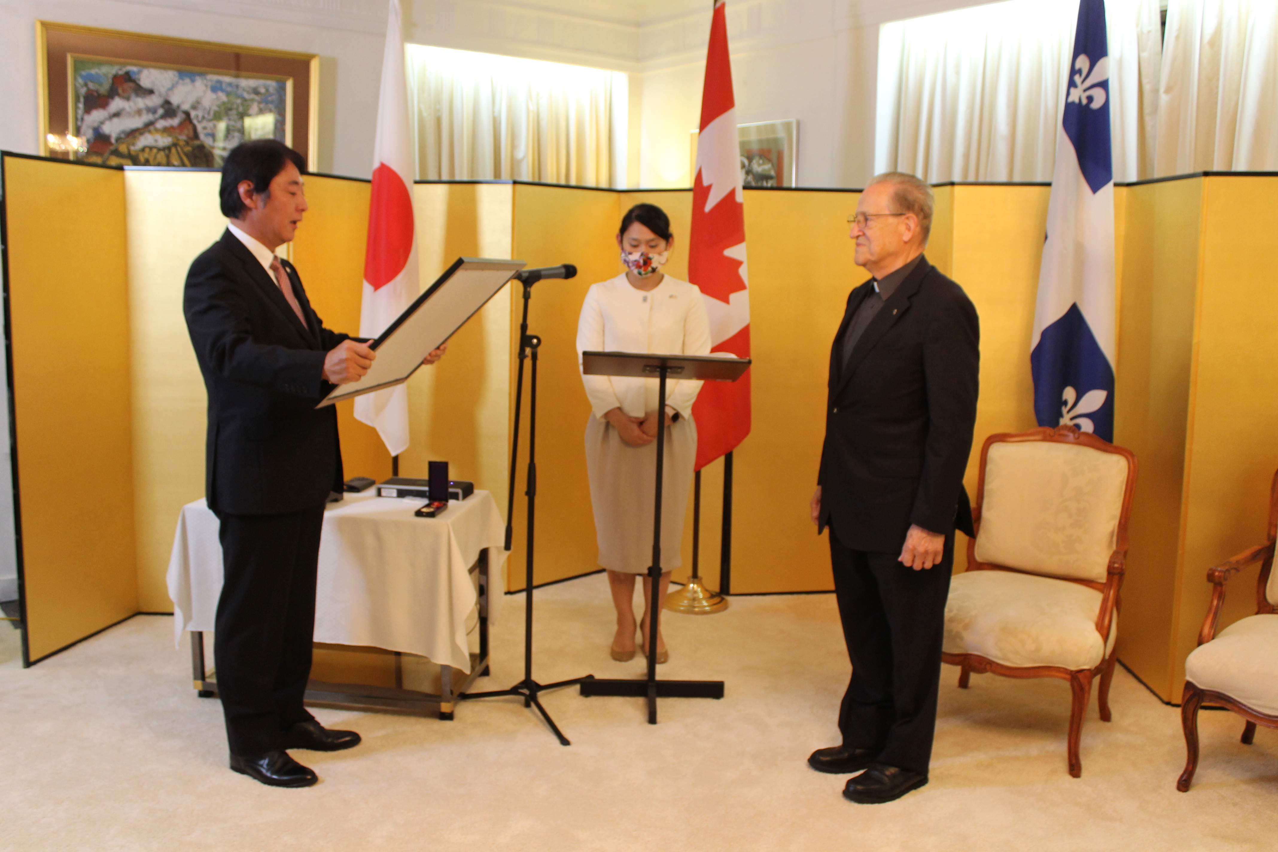 Le père Gaétan Labadie honoré par le consul général du Japon