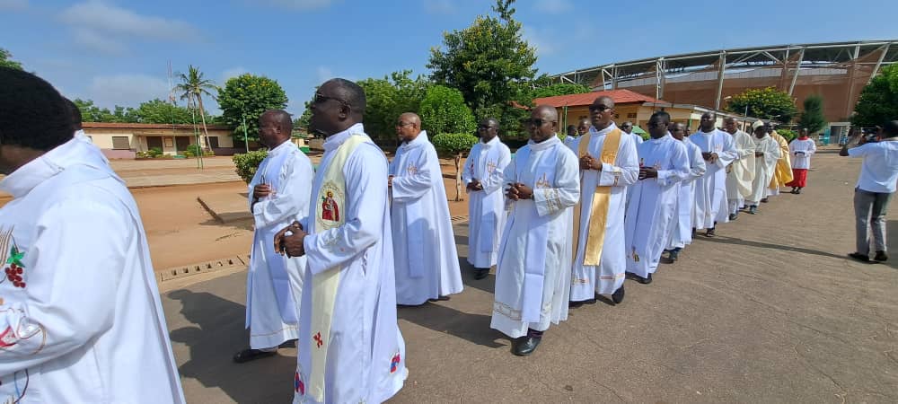 Un nuevo sacerdote - Viator en Costa de Marfil